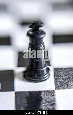 Schwarze Königin auf dem Schachbrett. Stockfoto
