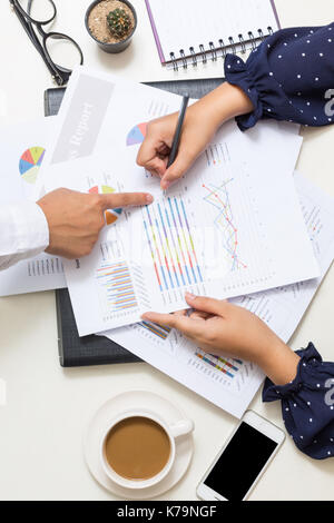 Nahaufnahme von Mann und Frau Hand an Business Document auf der Tagung zeigen Stockfoto