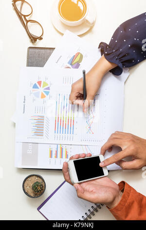 Nahaufnahme von Mann und Frau Hand an Business Document auf der Tagung zeigen Stockfoto