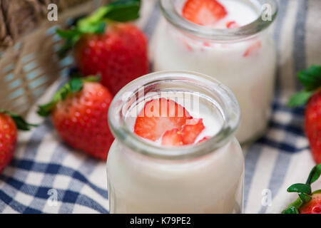 Erdbeer Joghurt. Gesunde Ernährung mit Erdbeeren und Joghurt Frühstück am Tisch. Stockfoto