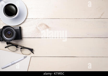 Weiß gesetzt. Stift, Brillen, Kaffee und Notebook auf Tisch. Ansicht von oben. Stockfoto