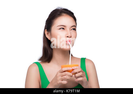 Schöne Asiatin mit Saft, isoliert auf weiss Stockfoto