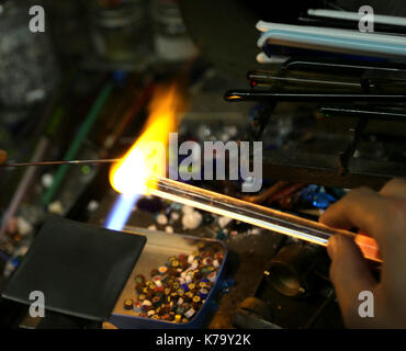 Glasmacher beim Schmelzen und formen Sie das Glas mit einem sehr hohen Temperatur Flamme Stockfoto