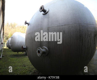 Die riesigen Lagertanks in einem Industriegebiet. Große Zylinder werden verwendet, um Gas während der Krisen oder Probleme zu erfassen. Stockfoto