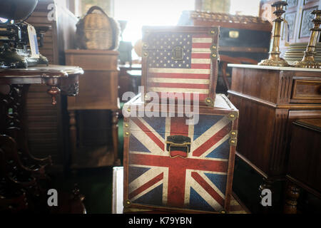 Antike Boxen mit Union Jack und Sterne und Streifen Fahnen Stockfoto