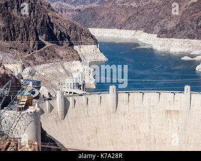 Boulder City, NV - 27. Juli 2016: Die betonwand der Hoover Dam, großen hydroelecric Kraftwerk und Wasser Lagerung an der Grenze zwischen Arizona ein Stockfoto