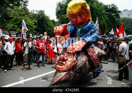 Manila, Philippinen. 15 Sep, 2017. Us-Präsident Donald Trump bildnis vor, die von den Demonstranten verbrannt wird. Bestehend aus vor allem der indigenen Bevölkerung von Mindanao, Hunderte marschierten in Richtung der US-Botschaft in Roxas Boulevard, nur durch Kontrolle der Massen Polizeibeamte in Kalaw Avenue, die gesperrt werden sollen, ein paar hundert Meter von der Botschaft vor Ort. Credit: J Gerard Seguia/Pacific Press/Alamy leben Nachrichten Stockfoto