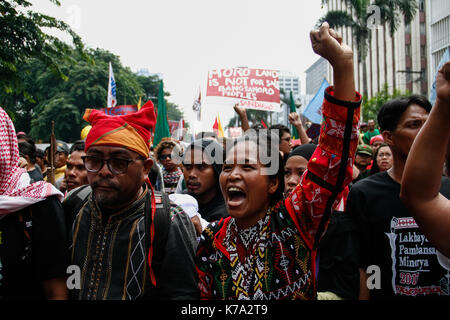 Manila, Philippinen. 15 Sep, 2017. Die Demonstranten skandieren Parolen, wie Sie ein kurzes Programm in Kalaw Avenue halten. Bestehend aus vor allem der indigenen Bevölkerung von Mindanao, Hunderte marschierten in Richtung der US-Botschaft in Roxas Boulevard, nur durch Kontrolle der Massen Polizeibeamte in Kalaw Avenue, die gesperrt werden sollen, ein paar hundert Meter von der Botschaft vor Ort. Credit: J Gerard Seguia/Pacific Press/Alamy leben Nachrichten Stockfoto