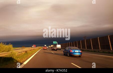 Art und Weise im Auto auf einer Landstraße im sonnigen Morgen. Stockfoto