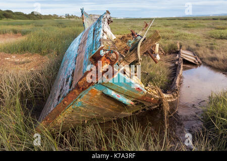 Verfallenes Fischerboot Wracks im Wattenmeer liegen auf dem Flussufer an der Heswall in der Nähe von Liverpool Stockfoto