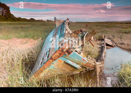 Verfallenes Fischerboot Wracks im Wattenmeer liegen auf dem Flussufer an der Heswall in der Nähe von Liverpool Stockfoto