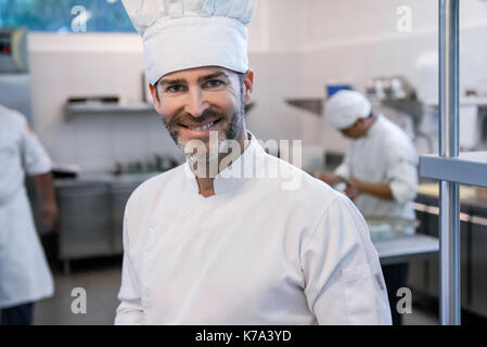 Koch in der gewerblichen Küche, Porträt Stockfoto