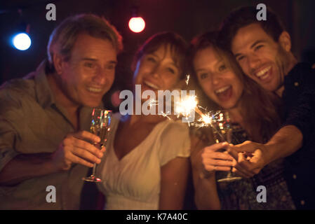 Freunde feiern mit Wunderkerzen und Champagner Stockfoto