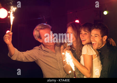 Freunde feiern mit Wunderkerzen und Champagner Stockfoto