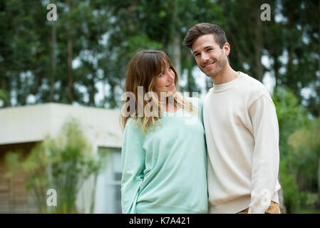 Glückliches junges Paar im freien Stockfoto