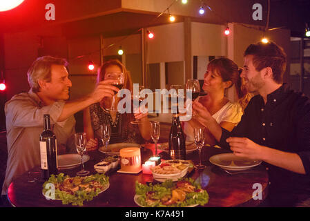 Freunde Toasten mit Wein zum Abendessen Partei Stockfoto