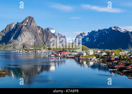 Spiegelungen der Berge im malerischen natürlichen Hafen im Sommer. Reine, Moskenes, Insel Moskenesøya, Lofoten, Nordland, Norwegen Stockfoto