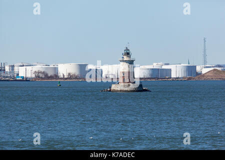 BAYONNE, NEW JERSEY - 29. März 2017: Der Robbins Reef Leuchtturm ist am Eingang zu den Kill van Kull gesehen Stockfoto