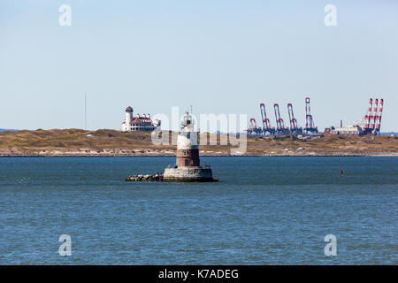 BAYONNE, NEW JERSEY - 29. März 2017: Der Robbins Reef Leuchtturm ist am Eingang zu den Kill van Kull gesehen Stockfoto