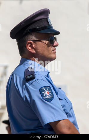 Freundlich aussehende Maltesische Polizisten im Dienst vor dem Palast des Grand Master - Valletta, Malta. Stockfoto