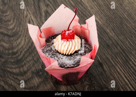 Chocolate Cupcake mit Cherry Stockfoto