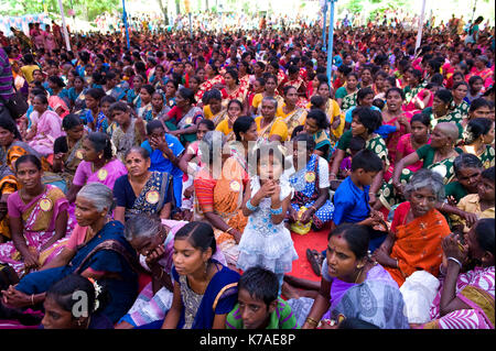 AUROVILLE, INDIEN: Auroville Village Action Group. Rund 4000 Frauen an Festival der jährlichen Frauen gesammelt Stockfoto