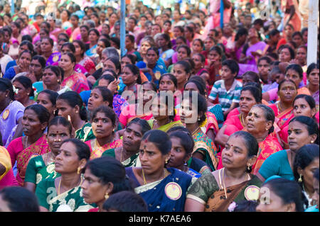 AUROVILLE, INDIEN: Auroville Village Action Group. Rund 4000 Frauen an Festival der jährlichen Frauen gesammelt Stockfoto