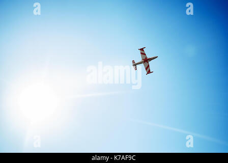 Flugzeug überqueren einer Cloud vignette und Sun Stockfoto
