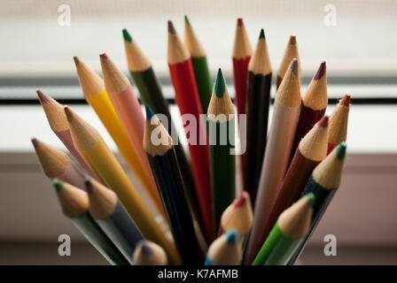 Bunte Stifte zum Zeichnen und Lernen Stockfoto