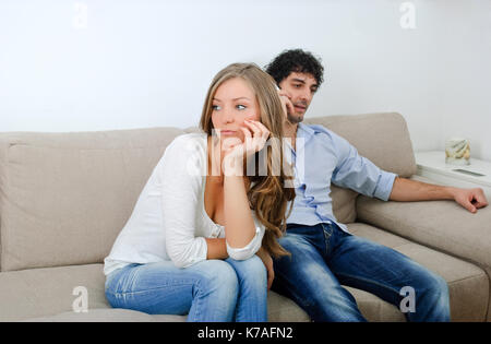 Junges Paar in zu Hause Streit. Stockfoto