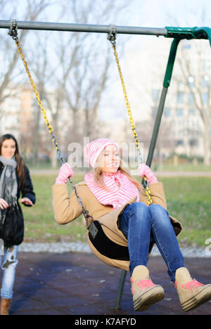 Zwei Teens hängen auf dem Spielplatz Stockfoto