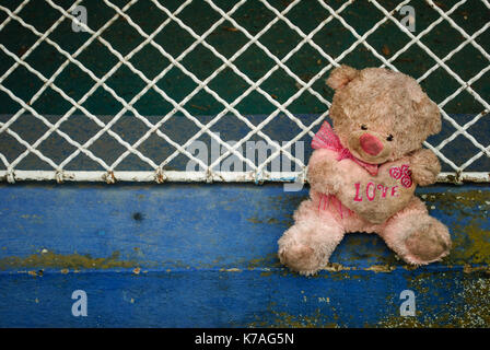 Abgebrochene Teddybär links im Freien, einen neuen Besitzer zu finden Stockfoto