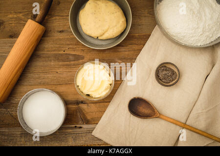 Flatlay Sammlung von Tools und Zutaten zum Backen vegane Kekse mit Margarine und Chia Samen als Ei Ersatz auf einem dunklen Holztisch. Schuss fr Stockfoto