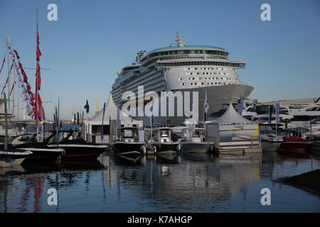 Southampton, Großbritannien. 15 Sep, 2017. Navigator of the Seas dockt Am 49. Southampton Boat Show, die heute unterwegs erhält. Es wurde offiziell von Mode und Lifestyle Unternehmer, Millie Mackintosh geöffnet. Die nächsten zehn Tage sind sicher eine der Premier nautische Veranstaltungen der Welt. Es gibt Attraktionen für die ganze Familie mit Booten in verschiedenen Formen und Größen von einem Beiboot zu einem super Luxury Motor Yacht. Angedockt an der Marina Kaskelot ist einer der letzten verbliebenen hölzernen Großsegler für Menschen an Bord kennen zu lernen und von der Geschichte der Credit erfahren: Keith Larby/Alamy leben Nachrichten Stockfoto