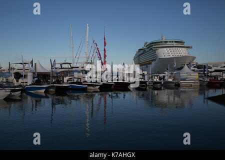 Southampton, Großbritannien. 15 Sep, 2017. Navigator of the Seas dockt Am 49. Southampton Boat Show, die heute unterwegs erhält. Es wurde offiziell von Mode und Lifestyle Unternehmer, Millie Mackintosh geöffnet. Die nächsten zehn Tage sind sicher eine der Premier nautische Veranstaltungen der Welt. Es gibt Attraktionen für die ganze Familie mit Booten in verschiedenen Formen und Größen von einem Beiboot zu einem super Luxury Motor Yacht. Angedockt an der Marina Kaskelot ist einer der letzten verbliebenen hölzernen Großsegler für Menschen an Bord kennen zu lernen und von der Geschichte der Credit erfahren: Keith Larby/Alamy leben Nachrichten Stockfoto