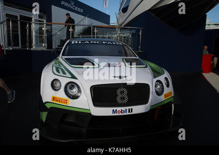 Southampton, Großbritannien. 15 Sep, 2017. Die 49 Southampton Boat Show unterwegs erhält. Es wurde offiziell von Mode und Lifestyle Unternehmer, Millie Mackintosh geöffnet. Ein Bentley ist auf dem Sunseeker Stand Credit: Keith Larby/Alamy leben Nachrichten Stockfoto