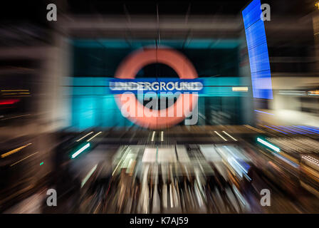 Datei - eine Datei Bild vom 09. November 2016 zeigt den Eingang zu einer U-Bahnstation in London, UK. Medienberichten zufolge kam es zu einer Explosion auf einem U-Bahn bei Parsons Green Station am 15. September 2017. Foto: Wolfram Kastl/dpa Stockfoto