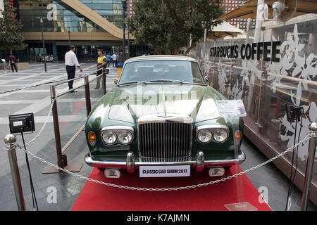 Beirut, Libanon. 15 Sep, 2017. 1975 Bentley Corniche auf der Classic Car Show in Beirut Souks, Beirut Libanon Credit: Mohamad Itani/Alamy leben Nachrichten Stockfoto