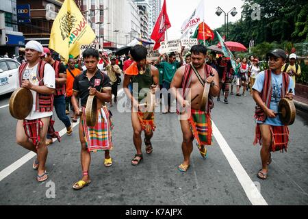 Manila, Philippinen. 15 Sep, 2017. Igorot Stamm Mitglieder aus der Cordillera Gebirge, spielen traditionelle Instrumente, wie sie ihren Weg in Kalaw Avenue in Richtung der US-Botschaft. Bestehend aus vor allem der indigenen Bevölkerung von Mindanao, Philippinen (die zweitgrößte Insel) hunderte Demonstranten marschierten in Richtung der US-Botschaft gegen die politischen Ideen des Präsidenten der Vereinigten Staaten von Amerika, Donald Trump und den Philippinen Präsident Rodrigo Duterte in Roxas Boulevard zu protestieren vor der Masse der Polizeibeamten in Kalaw Avenue blockiert wird, ein paar hundert Meter entfernt von der amerikanischen Botschaft. In Se Stockfoto