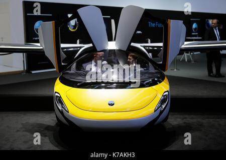 Frankfurt am Main, Deutschland. 14. September 2017. AeroMobil präsentiert seine lesbar Flugzeuge am 67. IAA. Die 67. Internationale Automobil-Ausstellung (IAA) in Frankfurt für Fachbesucher geöffnet. Es ist mit über 1000 Ausstellern eine der größten Motor der Welt zeigt. Die Ausstellung wird für die Öffentlichkeit am 16. September geöffnet. Stockfoto