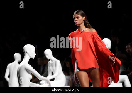 Madrid, Spanien. 15 Sep, 2017. Ein Modell trägt bei Abholung runaway eine Kreation von 'Ulises Merida' während der Pasarela Cibeles Mercedes Benz Fashion Week in Madrid 2017, in Madrid, am Freitag, 15, September 2017. Credit: Gtres Información más Comuniación auf Linie, S.L./Alamy leben Nachrichten Stockfoto