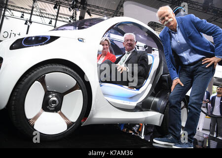 Frankfurt am Main, Deutschland. 15 Sep, 2017. (R) Dieter Zetsche, Vorstandsvorsitzender der Daimler AG und der baden-wuerttembergische Ministerpraesident Winfried Kretschmann (Buendnis 90/Die Gruenen, C Sterben) und Wirtschaftsminister Nicole Hoffmeister-Kraut (CDU) die Smart Vision EQ fortwo auf der Internationalen Automobil-Ausstellung (IAA) in Frankfurt am Main, Deutschland, 15. September 2017. Foto: Arne Dedert/dpa/Alamy leben Nachrichten Stockfoto