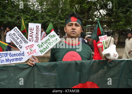 Dhaka, Bangladesch. 15 Sep, 2017. Bangladesch mehrere Organisation Proteste der Völkermord auf Rohingya aus Myanmar zu stoppen, in Dhaka, Bangladesch, das am 15. September 2017. Zehn bis zwanzig Tausend der Rohingya jeden Tag über die Grenze nach der Gewalt in Myanmar Rakhine ausbrach, als Sicherheitskräfte des Landes angeblich eine Operation gegen die Rohingyas muslimischen Gemeinschaft ins Leben gerufen. Credit: Mamunur Rashid/Alamy leben Nachrichten Stockfoto