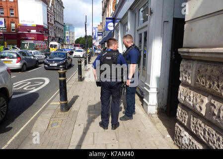 London. UK. 15 Sep, 2017. Bewaffnete Anti-terror-Polizei suche einer stillgelegten Gebäude gegenüber Fulham Broadway entfernt, nicht weit von Parsons Green nach einer Spitze - weg. Credit: Brian Minkoff/Alamy leben Nachrichten Stockfoto