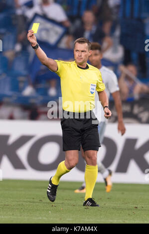 Reggio Emilia, Italien. 14 Sep, 2017. Vladislav Bezborodov (Schiedsrichter) Fußball: Schiedsrichter Vladislav Bezborodov zeigt eine gelbe Karte während der UEFA Europa League Gruppe E Übereinstimmung zwischen Atalanta BC 3-0 FC Everton an Mapei Stadion - Citta del Tricolore in Reggio Emilia, Italien. Credit: Maurizio Borsari/LBA/Alamy leben Nachrichten Stockfoto