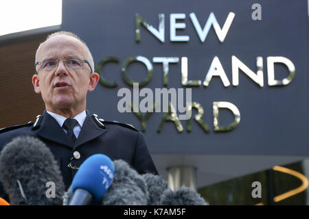 London, Großbritannien. 15 Sep, 2017. Assistant Commissioner Mark Rowley macht eine Aussage außerhalb Neue Scoland Yard zur heutigen Terroristen Ereignis bei Parsons Green U-Bahnhof. Credit: Dinendra Haria/Alamy leben Nachrichten Stockfoto