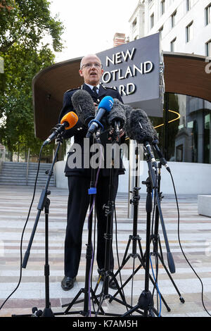 London, Großbritannien. 15 Sep, 2017. Assistant Commissioner Mark Rowley macht eine Aussage außerhalb Neue Scoland Yard zur heutigen Terroristen Ereignis bei Parsons Green U-Bahnhof. Credit: Dinendra Haria/Alamy leben Nachrichten Stockfoto