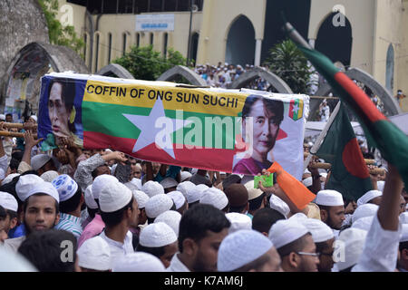 Dhaka, Bangladesch. 15 Sep, 2017. DHAKA, BANGLADESCH - September 15, 2017: Anhänger der Hefajat e Islam nehmen Sie teil an einem Protest und März gegenüber Myanmar Botschaft gegen den letzten Angriff auf die Myanmar Minderheit Rohingya Menschen durch Myanmar Govt., Dhaka, Bangladesh, 15. September 2017. Credit: SK Hasan Ali/Alamy leben Nachrichten Stockfoto