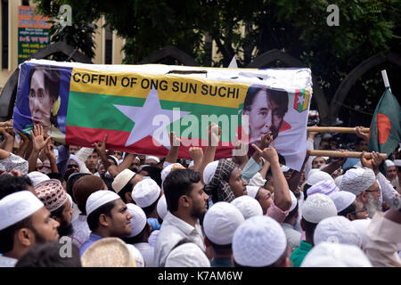 Dhaka, Bangladesch. 15 Sep, 2017. DHAKA, BANGLADESCH - September 15, 2017: Anhänger der Hefajat e Islam nehmen Sie teil an einem Protest und März gegenüber Myanmar Botschaft gegen den letzten Angriff auf die Myanmar Minderheit Rohingya Menschen durch Myanmar Govt., Dhaka, Bangladesh, 15. September 2017. Credit: SK Hasan Ali/Alamy leben Nachrichten Stockfoto