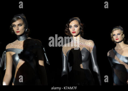 Madrid, Spanien. 15 Sep, 2017. Ein Modell trägt bei Abholung runaway eine Kreation von 'Andres Sarda" während der Pasarela Cibeles Mercedes Benz Fashion Week in Madrid 2017, in Madrid, am Freitag, 15, September 2017. Credit: Gtres Información más Comuniación auf Linie, S.L./Alamy leben Nachrichten Stockfoto
